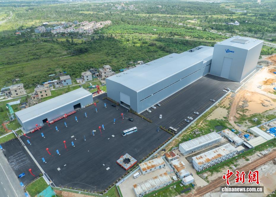 中新社记者 骆云飞 摄 10月9日，星际荣耀运载火箭总装总测复用工厂项目（一期）在海南文昌国际航天城竣工。该工厂以“总装、总测、复用”三位一体模式建设，将用于商业运载火箭的整体装配、测试及重复使用等领域。据了解，工厂（一期）总建筑面积达1.83万平方米，主要包括火箭复用厂房、亚轨道飞行器厂房和单层机加车间，可满足2家公司同时进场执行火箭总装、总测、复用任务，年产能24发。图为星际荣耀运载火箭总装总测复用工厂项目（一期）。（无人机照片）