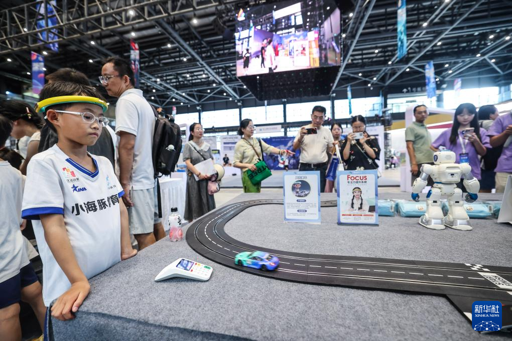 8月17日，小朋友在青少年科技嘉年华上体验“脑控万物”技术 8月15日至25日，首届乌镇青少年科技嘉年华在浙江省桐乡市乌镇举行。这场为期11天的科技盛宴，汇聚4万余名全球青少年科技爱好者，让千年水乡古镇成为连接当下与未来的“科技体验场”。 作为世界互联网大会永久举办地，乌镇此次联动互联网之光博览中心、互联网国际会展中心、世界互联网科技馆三大场馆，打造青少年科技嘉年华，推出“赛、学、玩”三大板块，通过举办全国青少年劳动技能与智能设计大赛、全国青少年信息素养大赛、全国青少年人工智能创新挑战赛，打造沉浸式体验的“未来实验室”，开设“全球科技灵感市集”等，为青少年搭建起展示智慧、激发创新、触摸未来的综合平台。 新华社记者 徐昱 摄