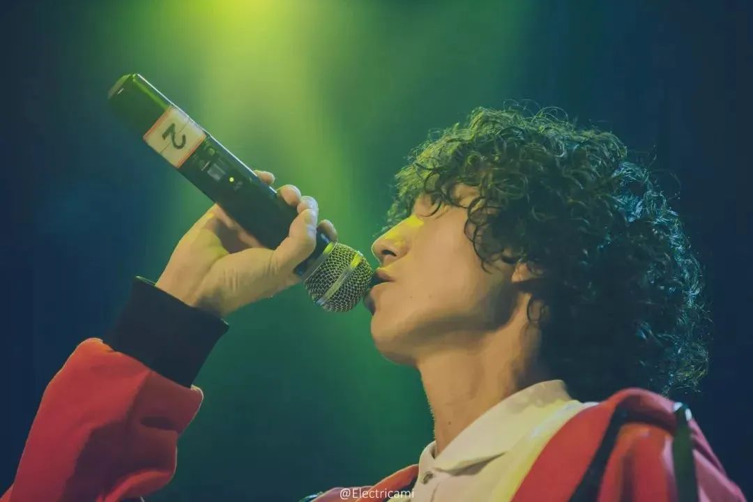 庞麦郎深圳开唱！有人拄拐来听演唱会：虽不太符合大众审美，但能感受到真诚插图3