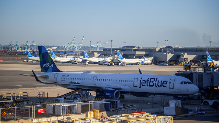 捷蓝航空一航班紧急降落至佛罗里达 多名乘客受伤