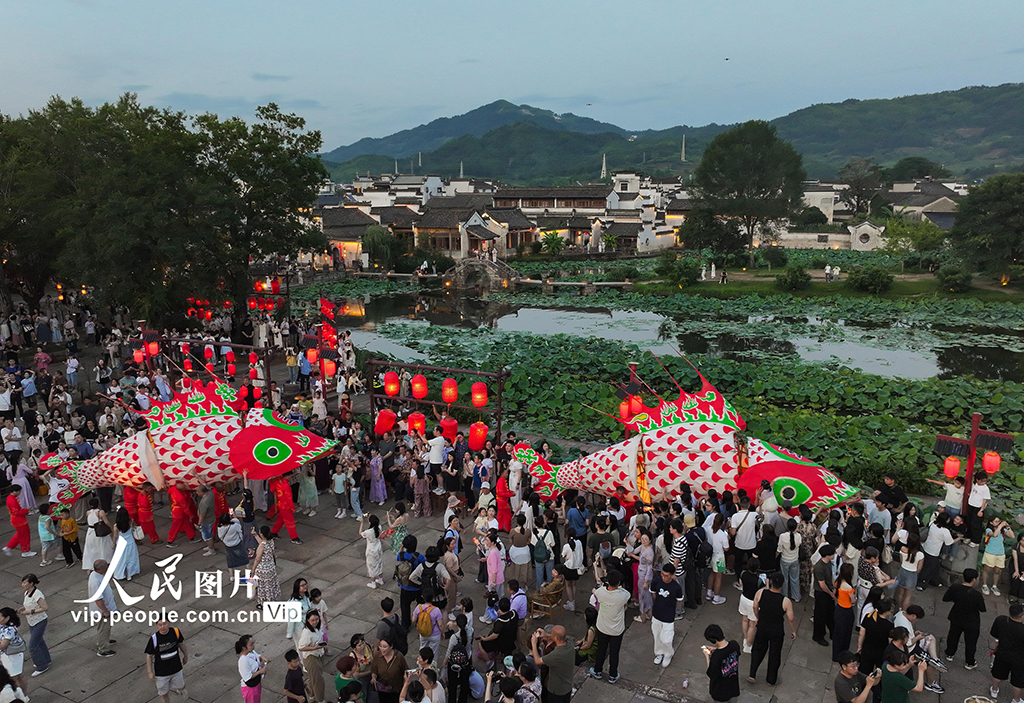 安徽黄山：夏夜游古村赏鱼灯插图