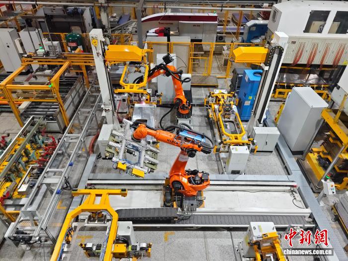 9月20日，江苏南京，智能工厂内机械臂精准操作，数控设备高效运转，不到一分钟便完成车门外框加工。中新社记者 徐珊珊 摄