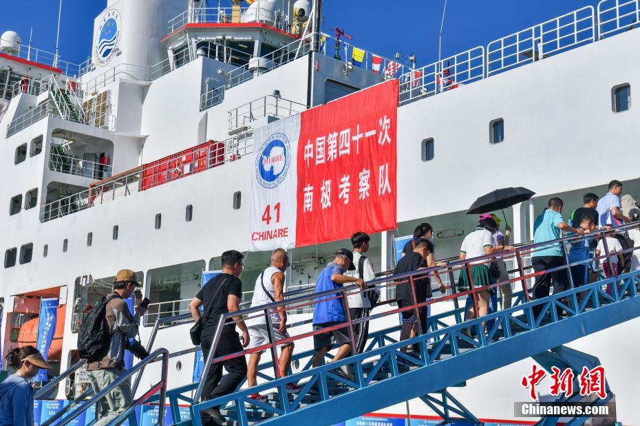 中新社记者 骆云飞 摄 6月2日，完成中国第41次南极考察任务的“雪龙2”号极地科学考察破冰船，停靠在海南省海口市秀英港码头，开启为期5天的公众开放日活动。公众可近距离参观实验室、驾驶室以及飞行平台等多个特色区域。“雪龙2”号是中国首艘自主建造的极地科学考察破冰船。图为民众登上“雪龙2”号极地科学考察破冰船参观。