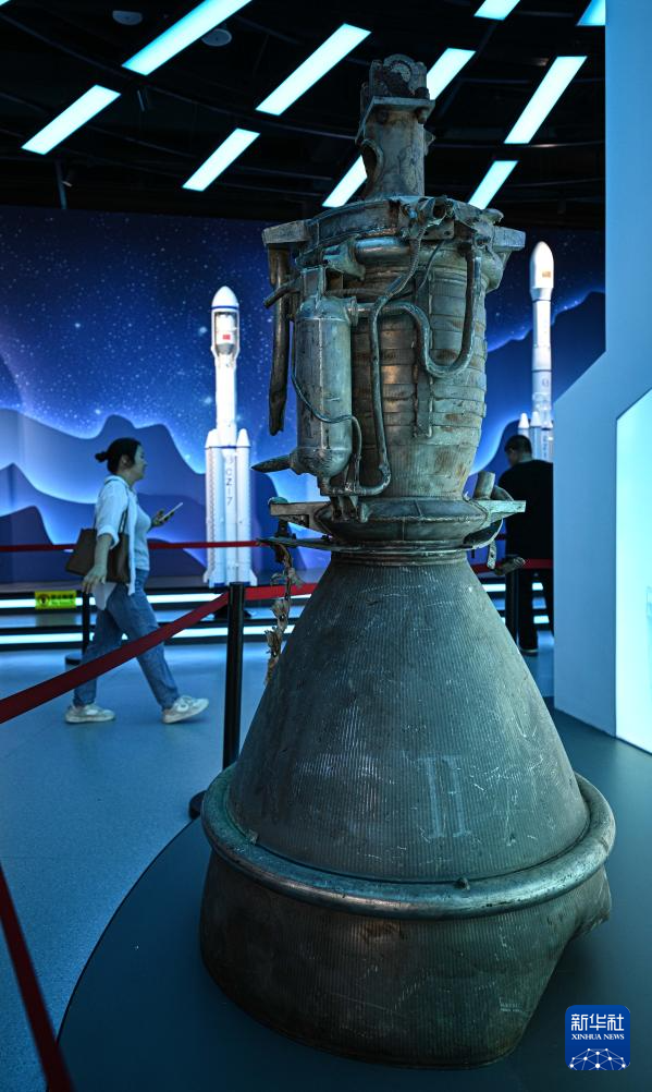 10月7日在文昌航天科普中心拍摄的火箭残骸。 近日，位于海南文昌的文昌航天科普中心升级改造工程进入收尾阶段，并短期向公众免费开放，以检验场馆运营能力与服务水平，为后续正式开放奠定基础。 该中心依托中国文昌航天发射场的区位优势，以“星辰大海·文昌启航”为主题，系统展现中国航天从追梦到圆梦的辉煌历程。经过本次改造，该中心的展陈内容升级为覆盖航天历史、火箭发射、空间科学、未来探索等多维主题的沉浸式体验体系。 新华社记者 蒲晓旭 摄
