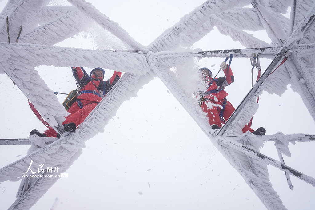 湖北鹤峰：冒雪巡线保供电