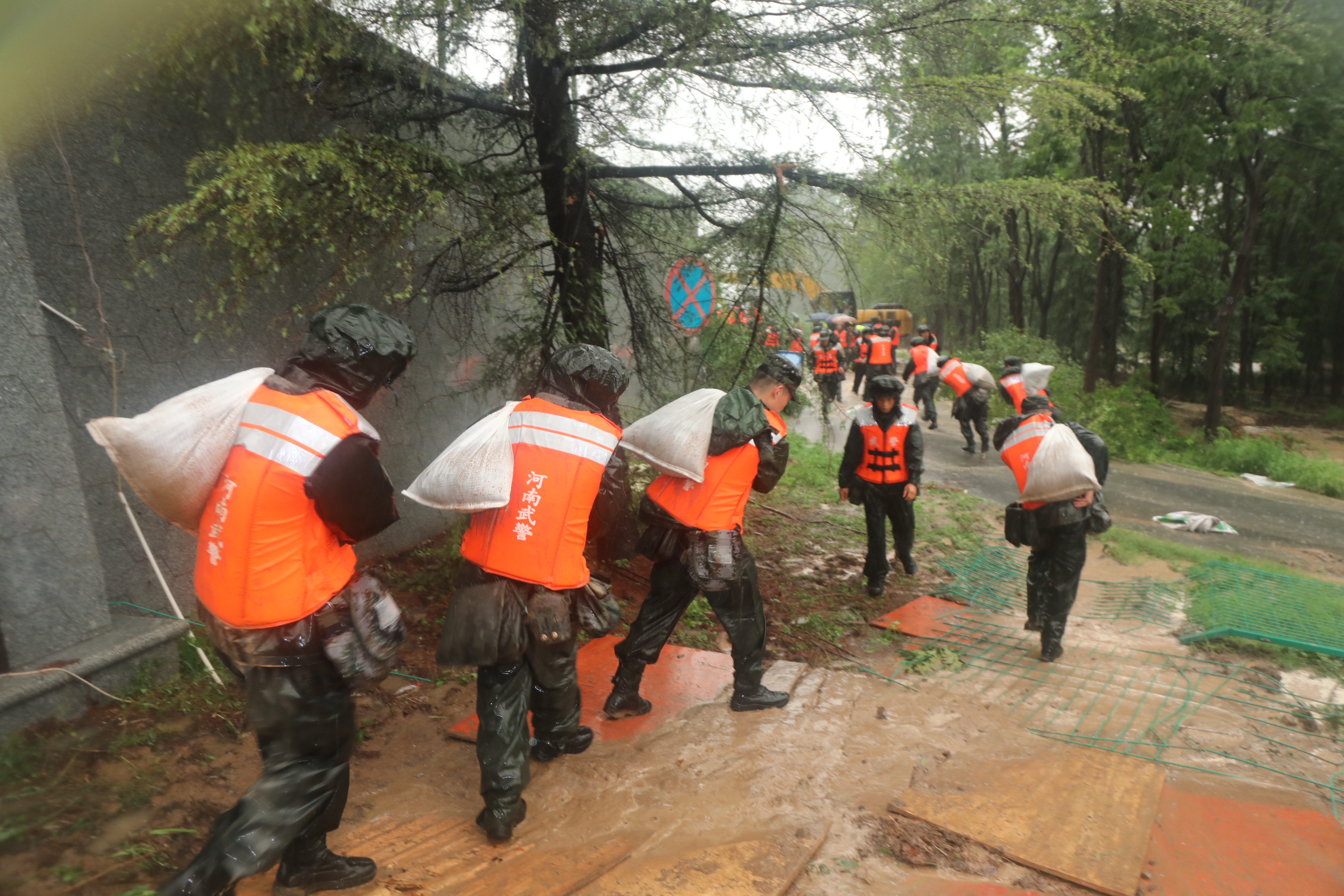 河南多地暴雨,武警官兵紧急抗洪抢险!