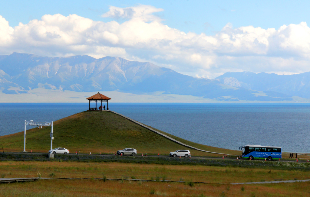 新疆:赛里木湖宛若蓝宝石镶嵌群山之间