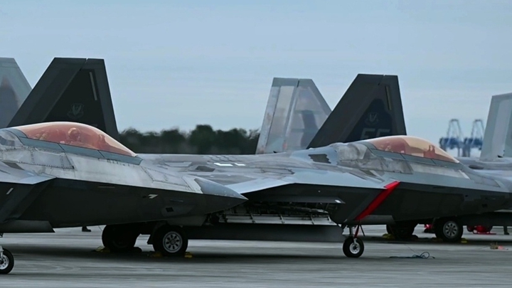 卫星图像显示美国11架F-22隐形战机抵达以色列