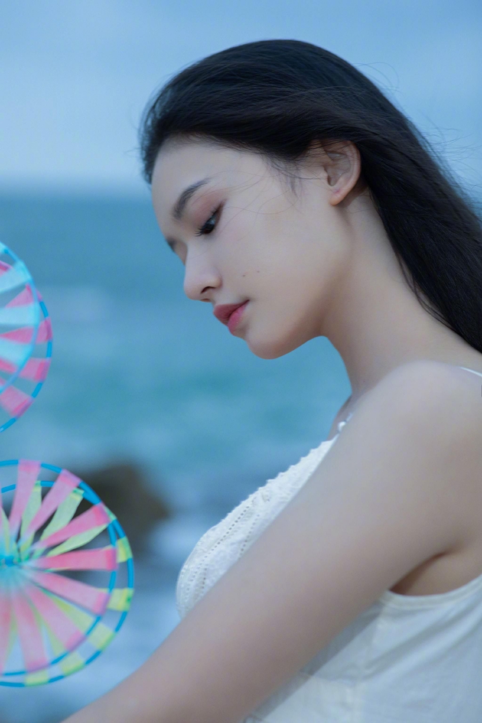 林允夏日海边写真曝光手拿风车浪漫唯美