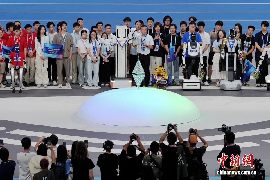 中新社记者 张祥毅 摄 8月17日，2025世界人形机器人运动会在北京国家速滑馆（冰丝带）闭幕。图为闭幕式上“智芯”熄灭环节。