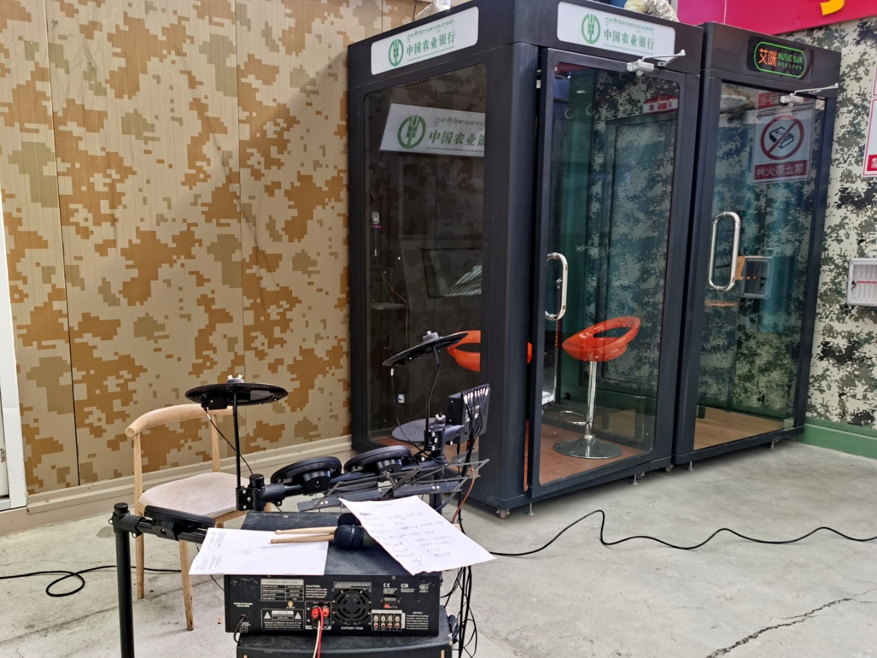 ”5371”高地的保温营房内已经能提供唱吧等娱乐设施 摄影:樊巍