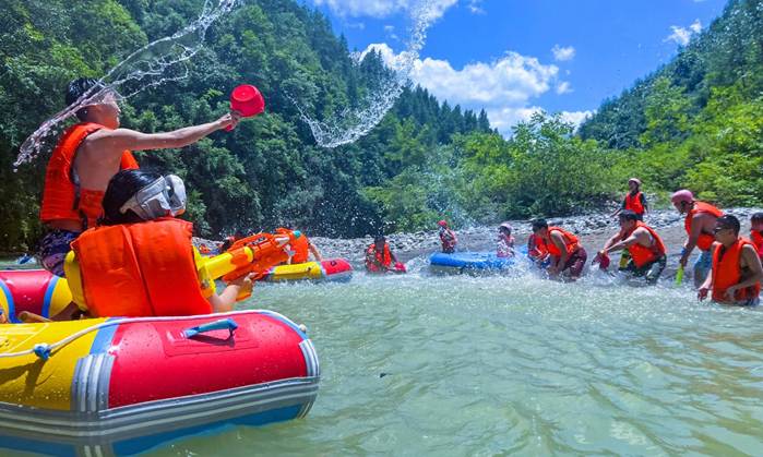 四川宣汉：“凉资源”催火夏日“热经济”
