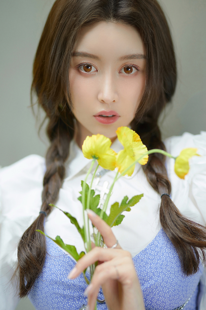 周麟嘉七夕大片曝光 梳双麻花辫少女感十足