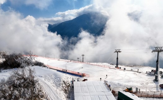四川平武：虎牙滑雪场1月21日试运营 冰雪资源助力区域旅游发展