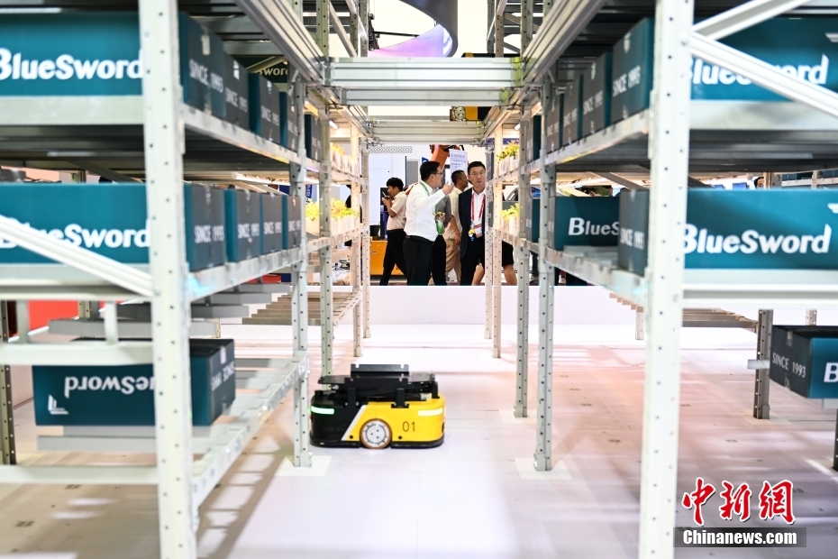 中新网记者 李骏 摄 图为链博会展区展出的智能仓储系统。
