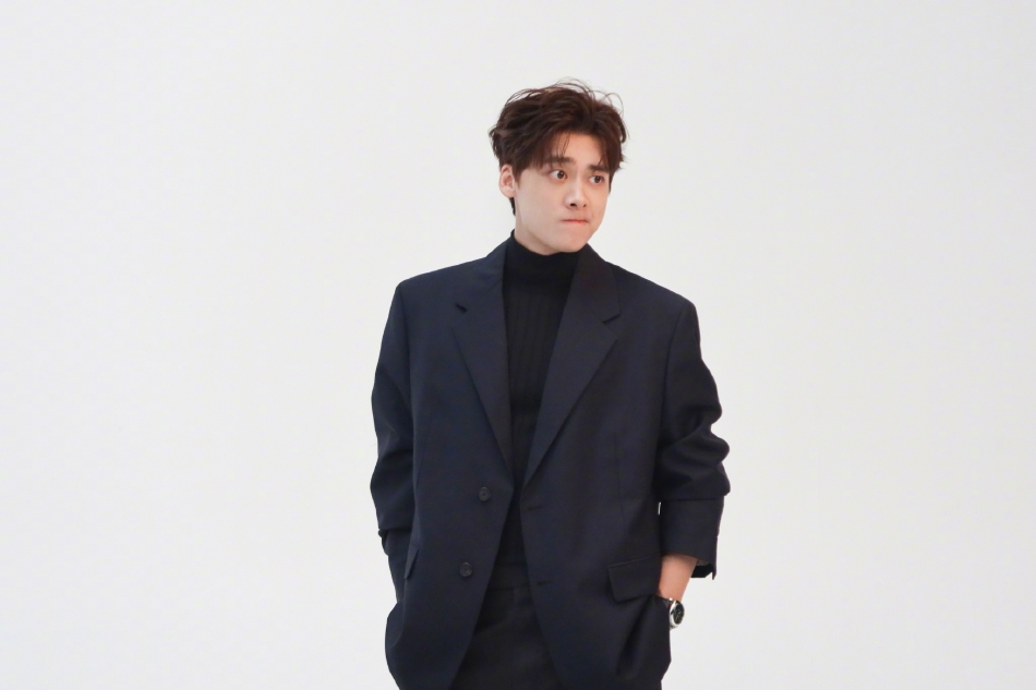 李易峰最新花絮照释出一身黑色西装帅气有型