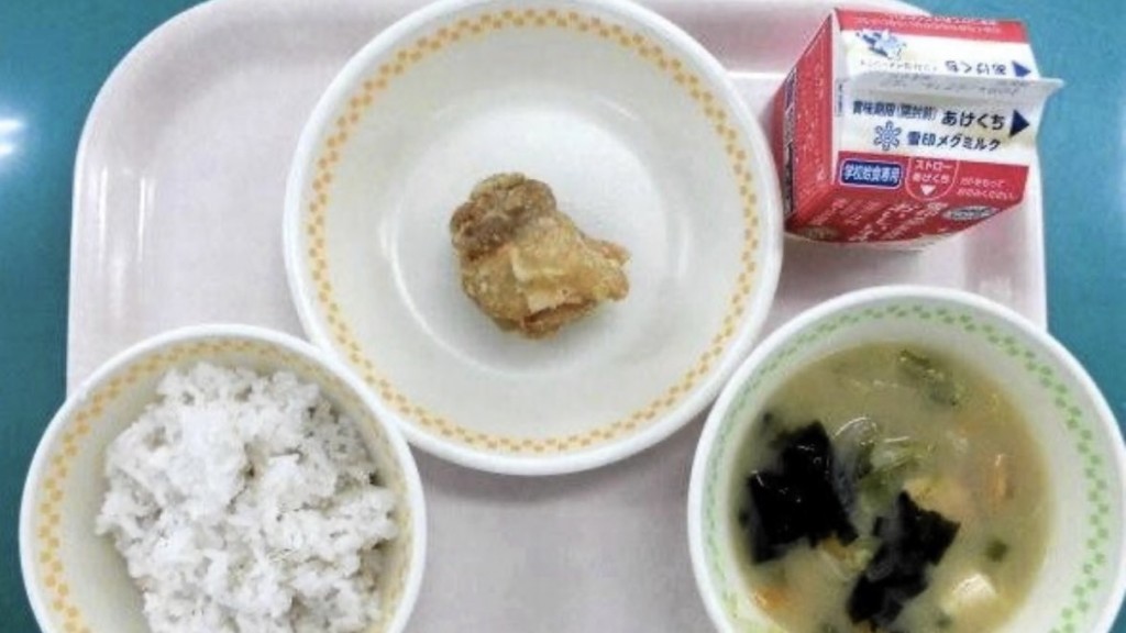 “午餐仅一块炸鸡，太少了”！日本福冈一小学回应“校餐寒酸”：一直这样