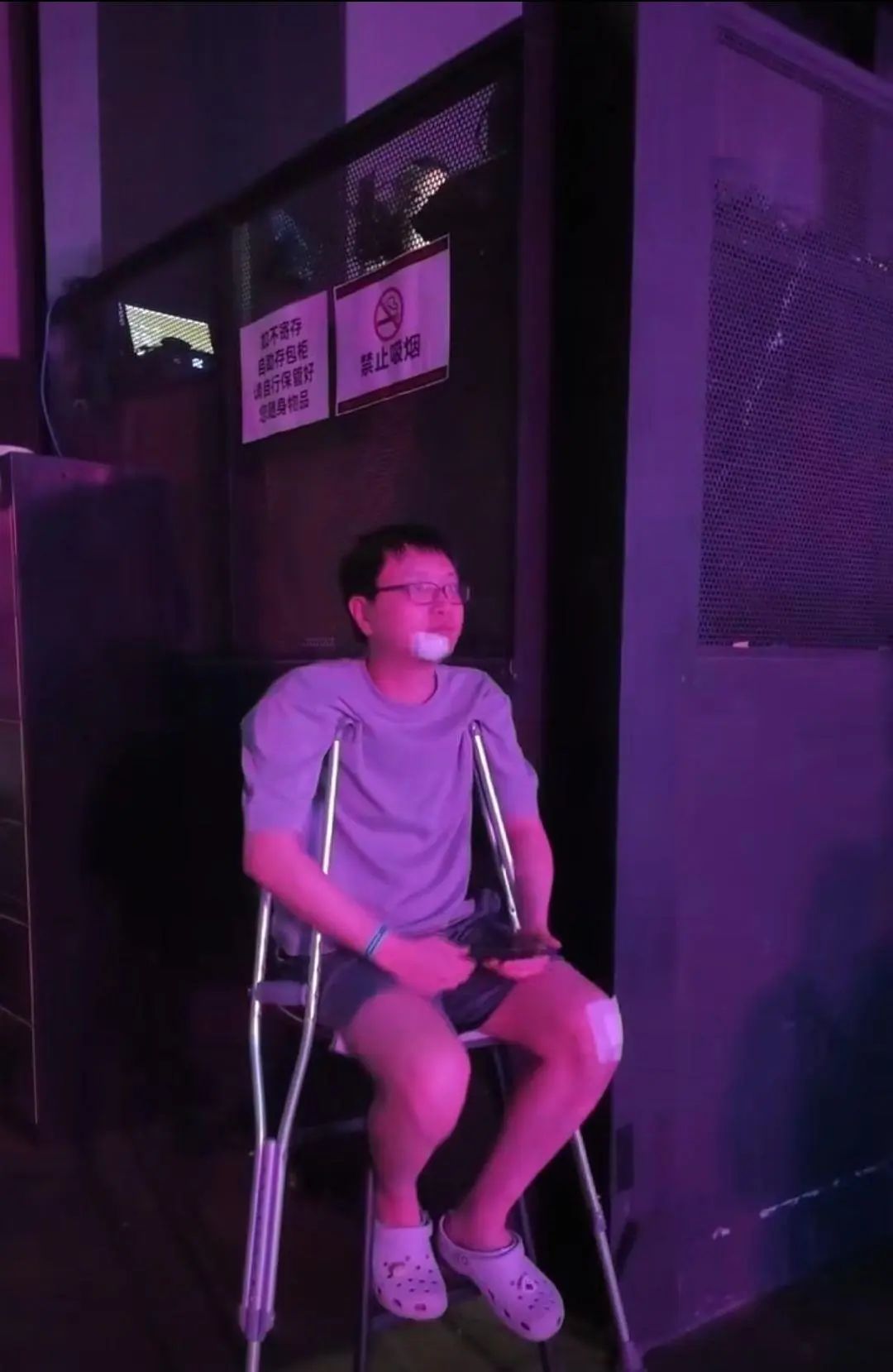 庞麦郎深圳开唱！有人拄拐来听演唱会：虽不太符合大众审美，但能感受到真诚插图