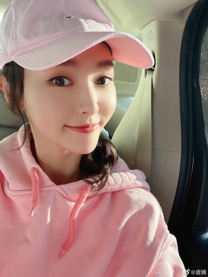 唐嫣分享自拍美照 对镜甜笑状态超好