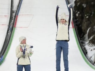 跳台滑雪女子个人大跳台：挪威选手包揽金银牌