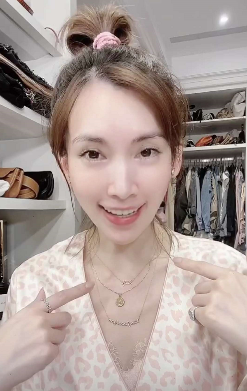 陈若仪罕见素颜出镜 皮肤水嫩甜笑似少女