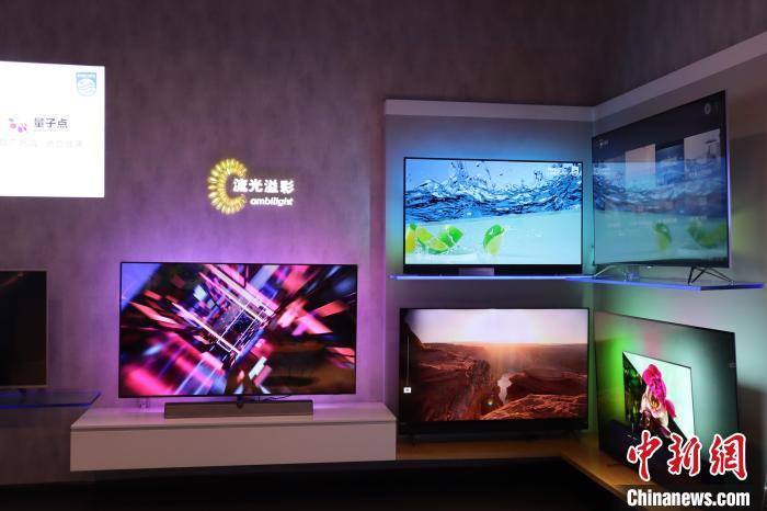 7月7日，中新社记者走进咸阳高新区探寻陕西电子显示产业的发展密码。咸阳G8.5+基板玻璃生产线项目现场，洁净的车间内玻璃液经溢流槽垂落成 0.4 毫米薄片。冠捷显示科技(咸阳)有限公司生产车间则依托自动锁附、智能搬运等自动化设备，每8秒就有一台液晶电视产出。咸阳高新区采取引进龙头企业、完善产业链条和强化科技创新等举措，全力打造千亿级电子显示产业集群。图为冠捷显示科技(咸阳)有限公司产品展示。中新社记者 李一璠 摄