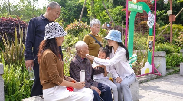 四川彭山：百岁老人家庭“组队”参加千年非遗祈福盛会