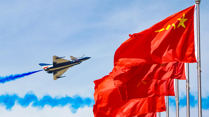 中国战机与红旗绝美同框！