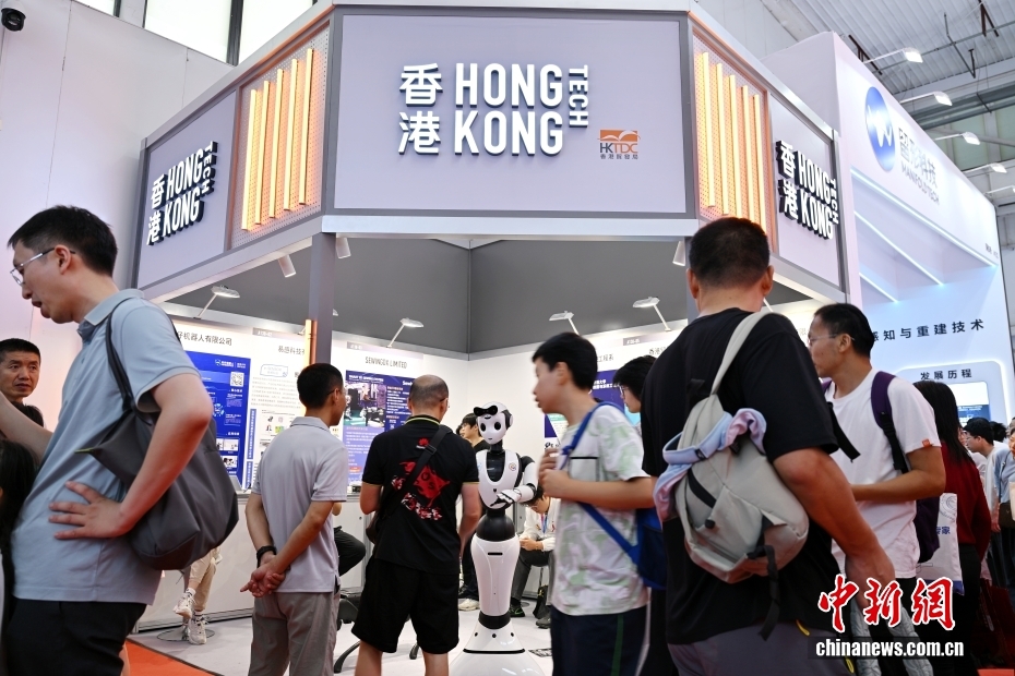 中新社记者 王紫儒 摄 8月10日正值周末，世界机器人大会人气旺。2025世界机器人大会于8月8日至12日在北京亦庄举行，主题为“让机器人更智慧，让具身体更智能”。图为香港展台吸引观众。