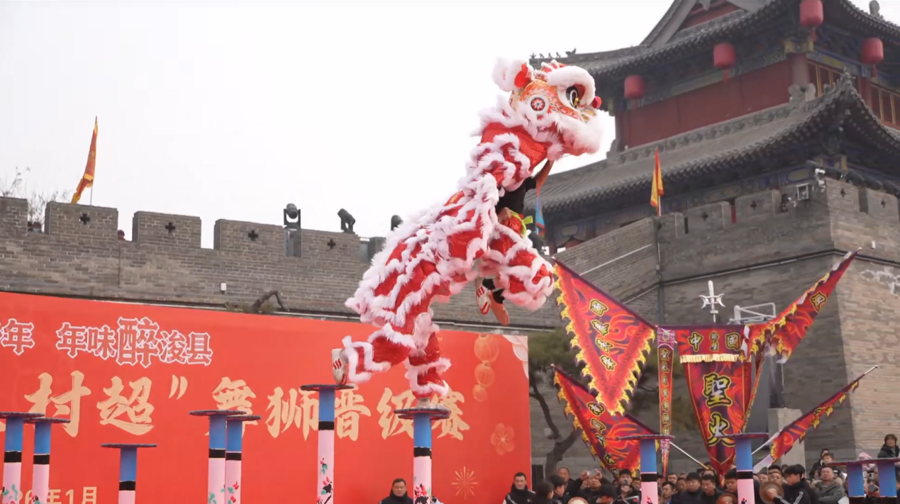 河南浚县：“社火村超”焕发非遗民俗新活力