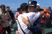 海警移交菲遇险船员现场