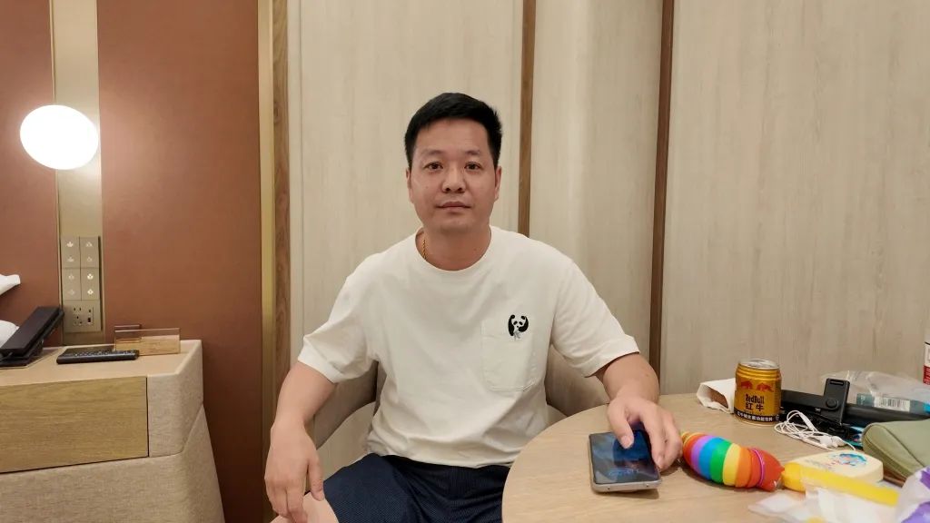 青岛一公园附近，少年不慎落海危在旦夕，“白衣大哥”迅速跳入海中……插图1