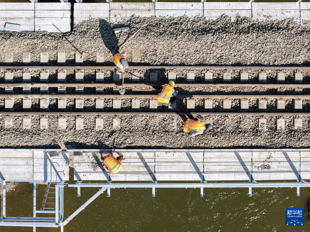 9月28日，工人在京通铁路河北隆化段施工（无人机照片）。 9月28日，由中铁二十二局集团承建的京通铁路（北京-通辽）电气化改造北京昌平至河北朝阳地区间（沈阳局管段）换梁工程顺利完成。该工程对既有线的7座桥梁进行拆除更换，是京通铁路最大规模的换梁工程，为京通铁路列车实现全面提速奠定坚实基础。 新华社记者 邢广利 摄pagebreak