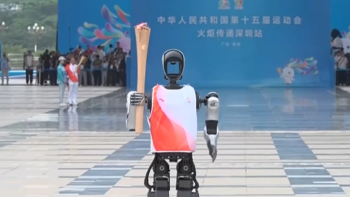十五运会火炬传递 机器人火炬手“夸父”亮相