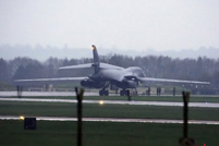 美军B-1战略轰炸机傍晚降落英国皇家空军基地