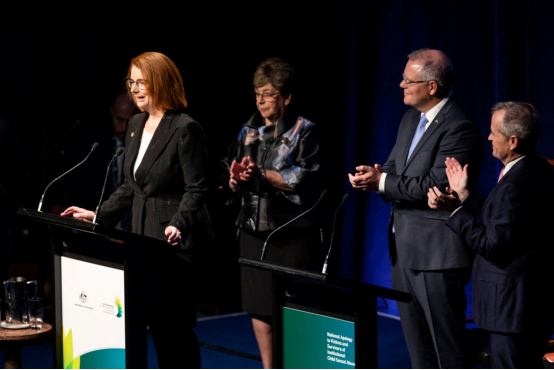 上图为:2018年10月22日,莫里森(右)与前总理吉拉德(左)出席议会活动。