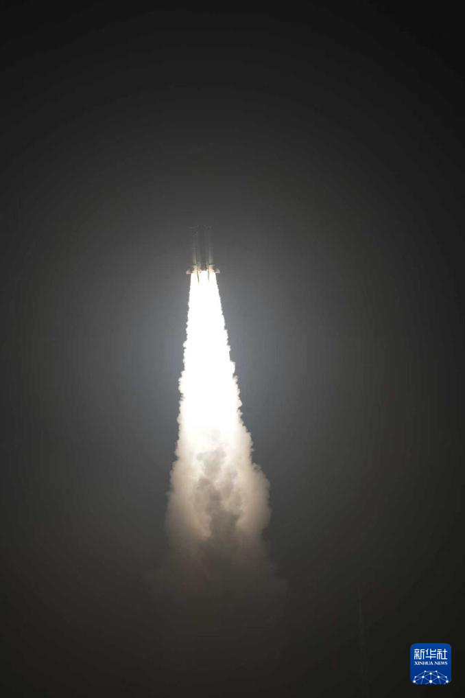9月27日20时40分，我国在太原卫星发射中心使用长征六号改运载火箭，成功将卫星互联网低轨11组卫星发射升空，卫星顺利进入预定轨道，发射任务获得圆满成功。新华社发（尚宇航 摄）