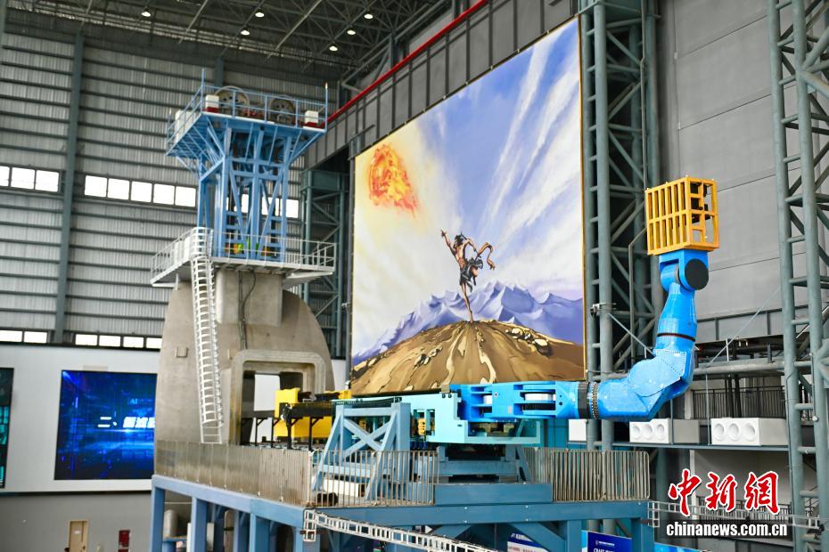 中新社记者 韩苏原 摄 9月15日，由中国科学院合肥物质科学研究院等离子体物理研究所牵头研制的大科学装置聚变堆主机关键系统综合研究设施“夸父”遥操作系统测试平台在安徽省合肥市通过专家组测试与验收，标志着世界首个聚变堆遥操作系统测试平台正式研制成功。图为接受验收的聚变堆遥操作系统。