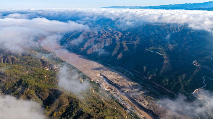 黄河壶口瀑布现云海景观