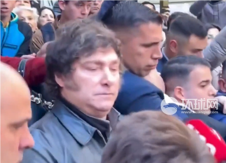 记者的麦克风击中阿根廷总统米莱的鼻子，米莱质问记者：“你是故意的吗？”