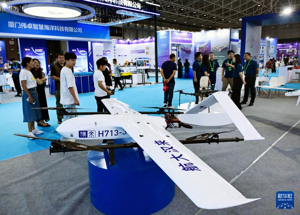 9月8日，参观者在2025东亚海洋博览会科技装备展区参观。 近日，以“从蔚蓝到未来——蓝色·海洋·科技”为主题的2025东亚海洋博览会在山东省青岛市举行。本次博览会汇集了450余家企业或机构参展，集中展示近年来海洋工程、科技装备、海洋生物医药等领域的科技成果。 新华社记者 李紫恒 摄pagebreak