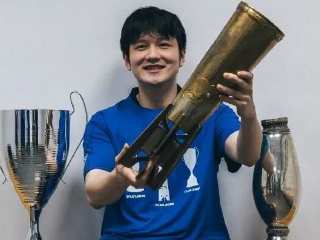 樊振东晒和三个冠军奖杯合影，发文庆祝“三冠王”