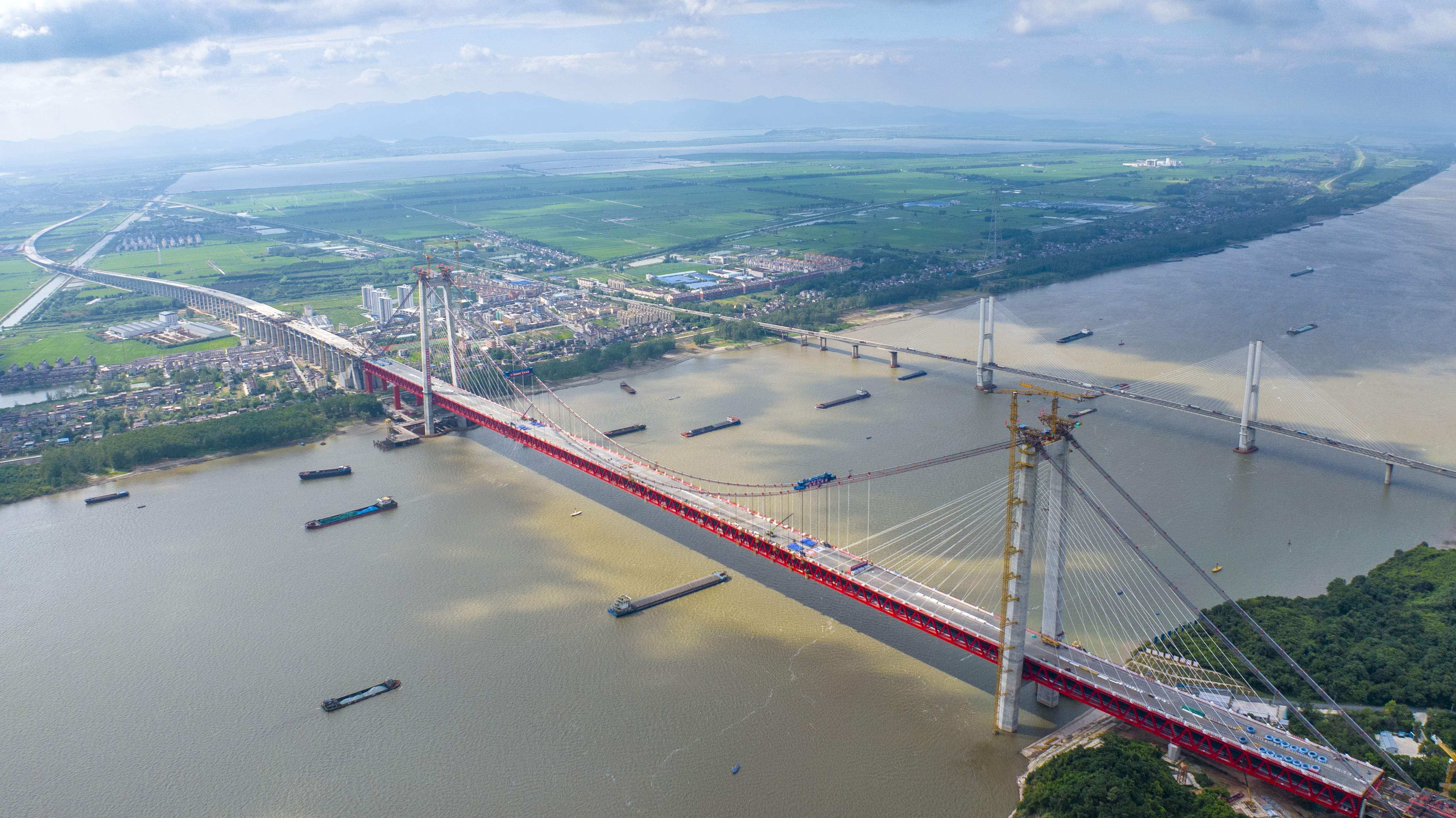 世界首座双层斜拉—悬索协作体系大桥顺利合龙