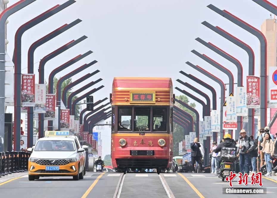 中新社记者 张瑶 摄 6月4日，氢能源文旅专列停在长春街头。该专列由中车长客研制，以历史文化街区新民大街建筑群为设计灵感，车内君子兰花海主题内饰与复古留声机相映成趣。列车采用三级安全防护氢能系统，单次加氢续航320公里。