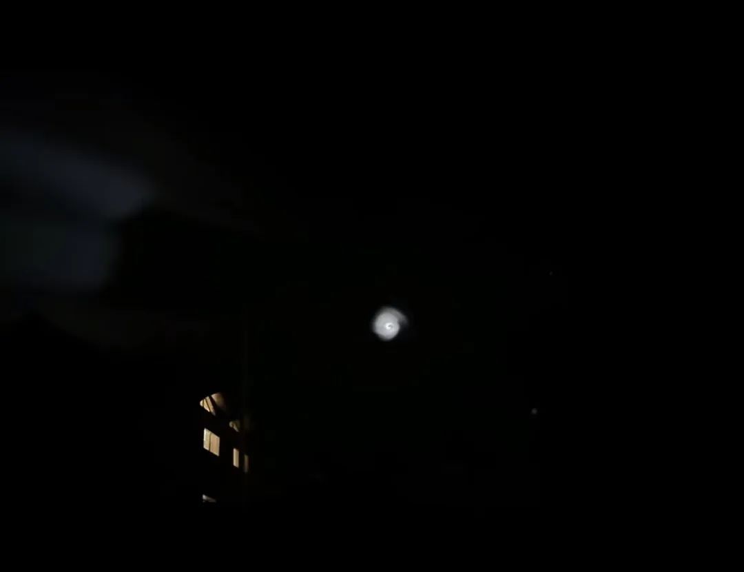 新疆阿勒泰地区夜空出现球状不明飞行物，摄影师称系俄罗斯火箭插图1