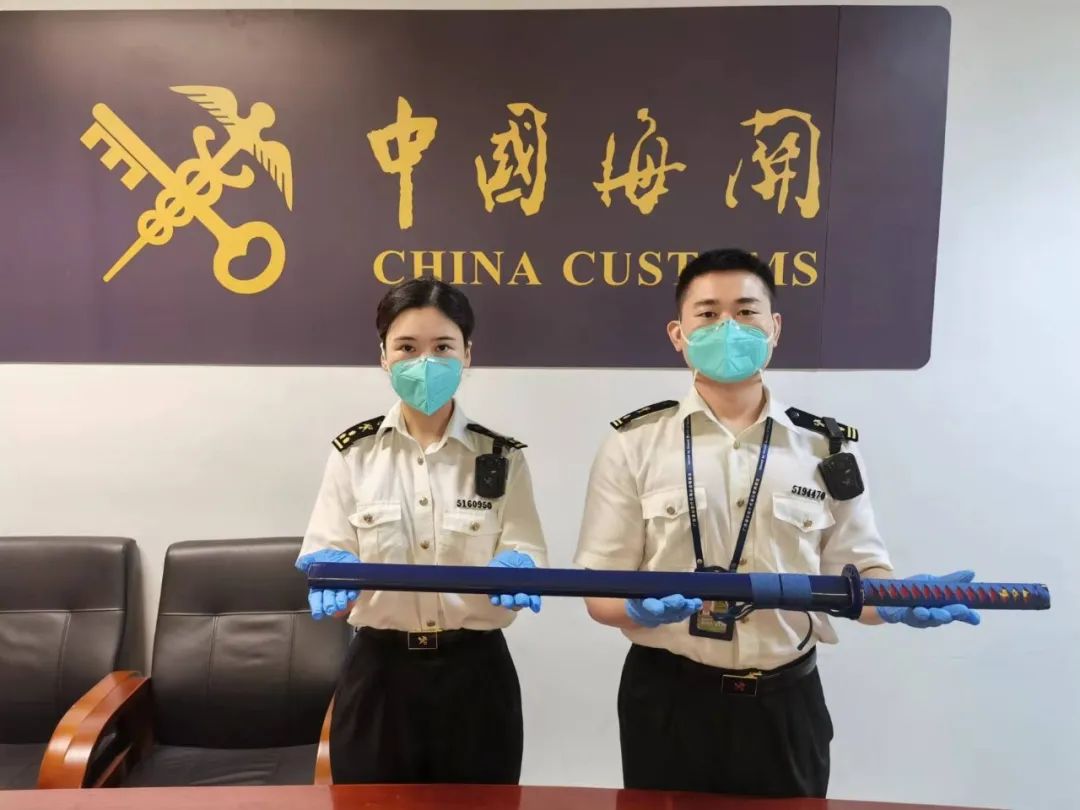 海关关员随即进行拦截并开箱查验