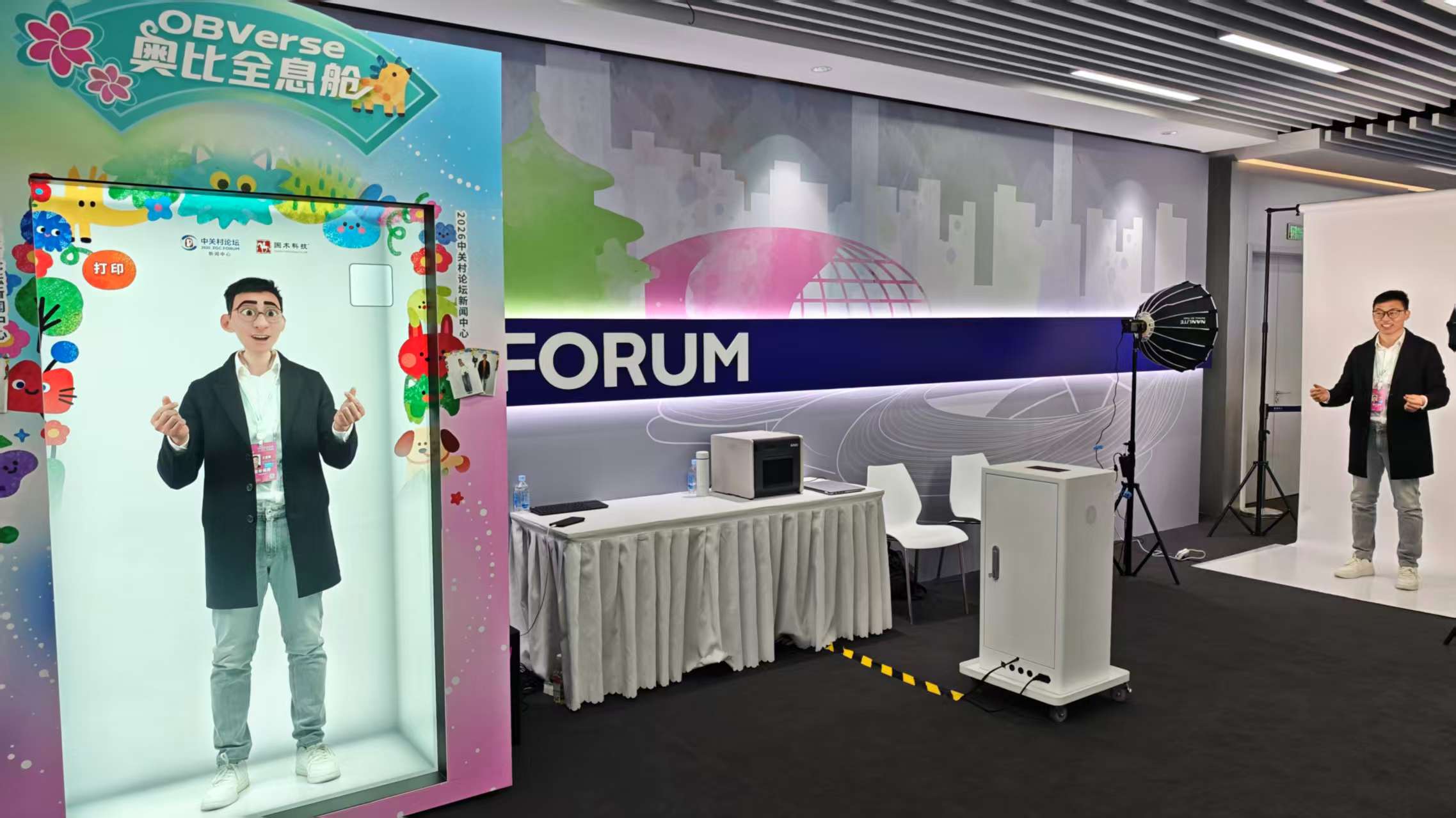 国术科技携AI科普产品亮相中关村论坛 全息舱复刻数字人技术赋能科普与产业融合发展