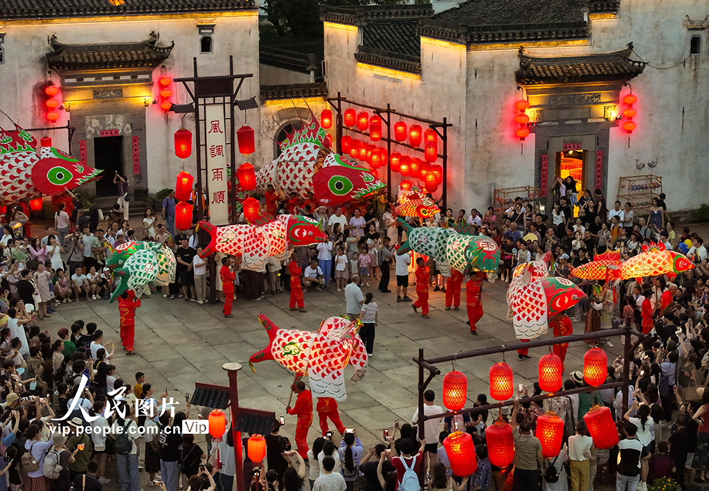 安徽黄山：夏夜游古村赏鱼灯插图2
