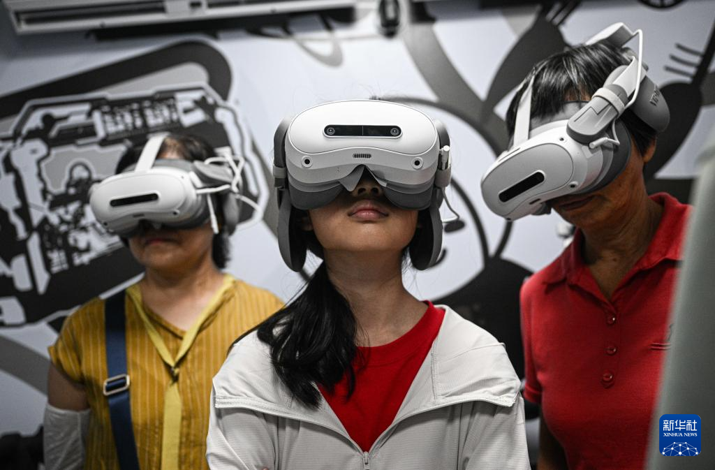 10月7日，游客在文昌航天科普中心进行MR星际穿越体验。 近日，位于海南文昌的文昌航天科普中心升级改造工程进入收尾阶段，并短期向公众免费开放，以检验场馆运营能力与服务水平，为后续正式开放奠定基础。 该中心依托中国文昌航天发射场的区位优势，以“星辰大海·文昌启航”为主题，系统展现中国航天从追梦到圆梦的辉煌历程。经过本次改造，该中心的展陈内容升级为覆盖航天历史、火箭发射、空间科学、未来探索等多维主题的沉浸式体验体系。 新华社记者 蒲晓旭 摄