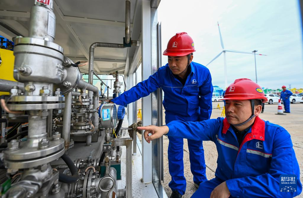 9月22日，在天津港环球滚装码头，工作人员在加注前检查设备。 9月22日，甲醇双燃料动力汽车滚装船“港荣”轮靠泊天津港环球滚装码头，并进行了300吨国产绿色甲醇岸基加注作业，这标志着天津港已具备规模化供应绿色甲醇能力。 据了解，“港荣”轮是全球首艘采用甲醇双燃料动力系统的大型汽车滚装船。本次加注所用甲醇产自内蒙古，以废旧轮胎和生物质为原料，本次作业可减排二氧化碳460吨。 新华社记者 赵子硕 摄